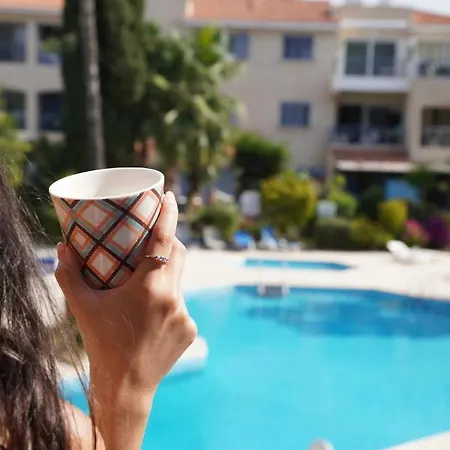 Rachel By The Pool * פאפוס